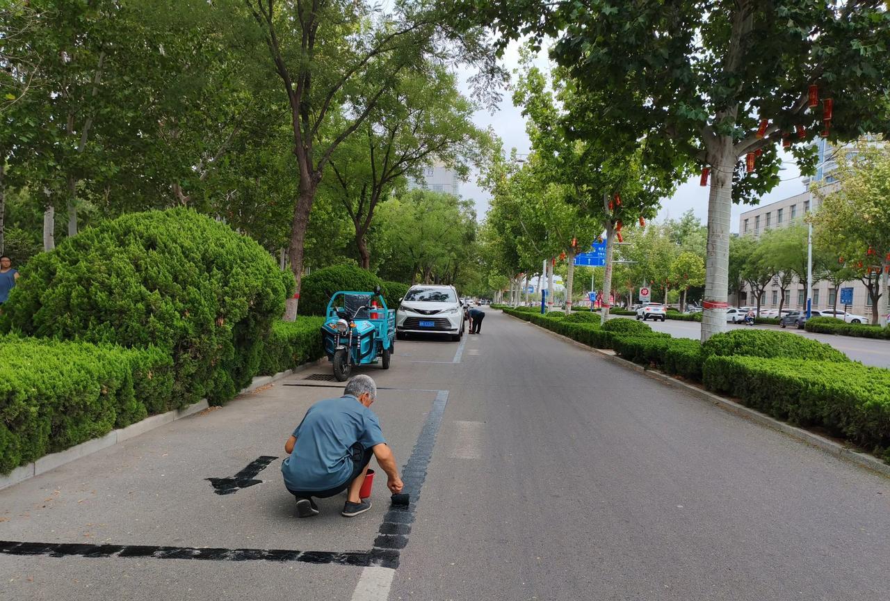 德州湖滨北路又要开肠破肚了！
今天上经过湖滨北路（大学路南侧路西），发现有人将非