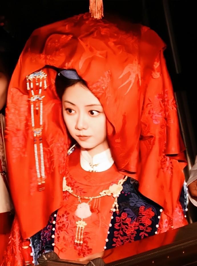 造型师加鸡腿！谭松韵《兰香如故》大婚路透！
前方站姐路透的现场画面中，谭松韵凤冠