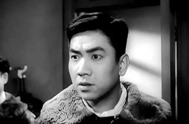 这位英气、健硕的小伙子是谁呢？
这是1958年拍摄的电影《长空比翼》的男主角，这