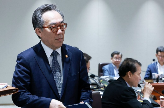 韩国内乱特检组于19日传唤前外交部长官赵兑烈。特检组当天通过媒体公告称“正对赵前