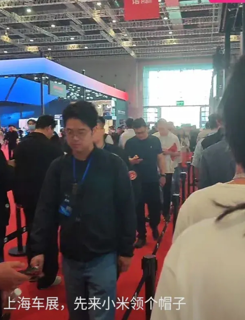 4月24日上午，上海国际车展的小米展台外围仍然像昨天一样排起了长长的队伍，隔离绳