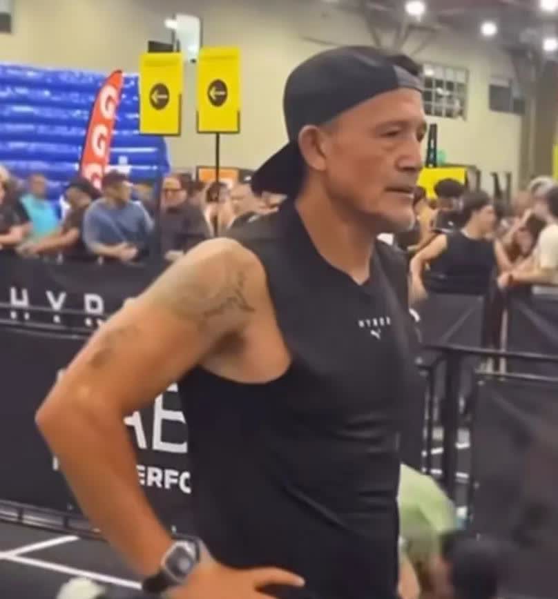 这个面带微笑的大叔看着还眼熟吗？他曾经是一位优秀的职业球员。他在世界杯上表现出色