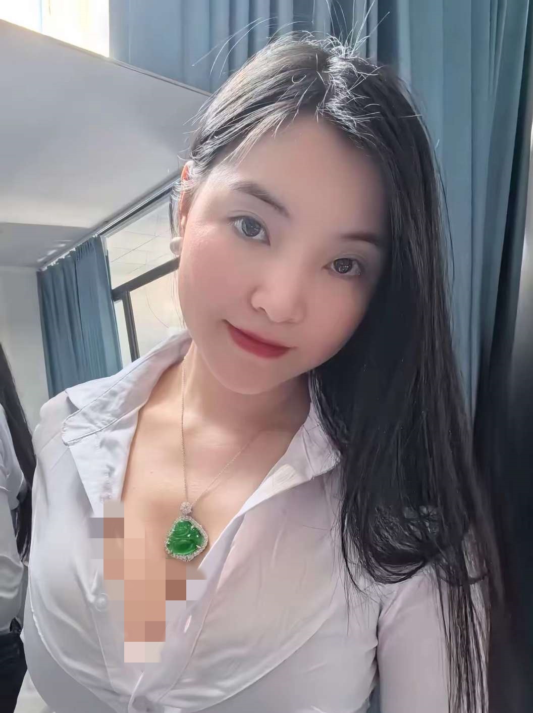 前期深夜发来张自拍，问我她新项链好看吗