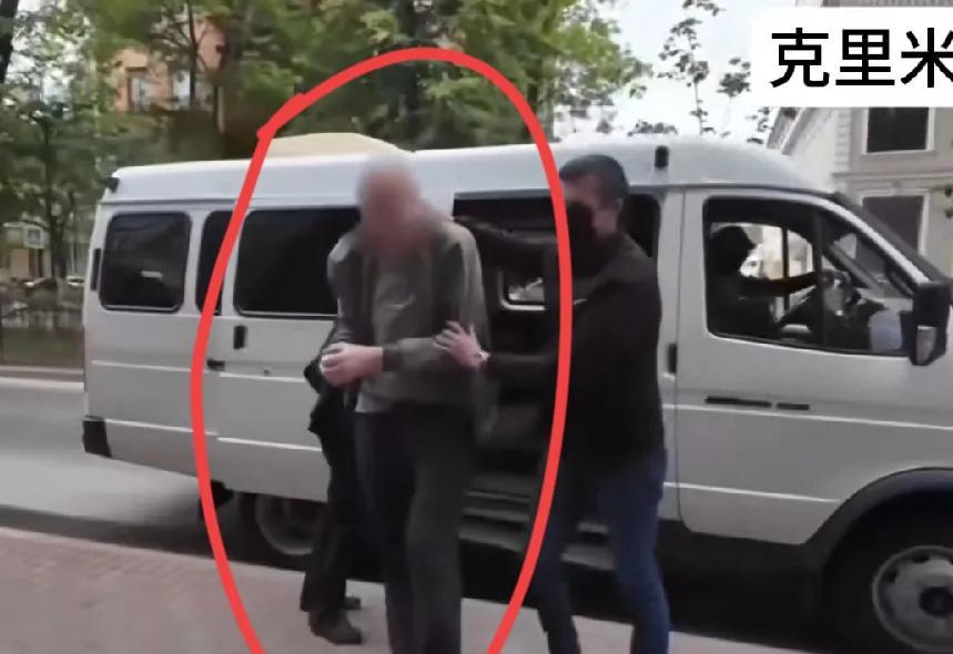 炸克里米亚大桥的凶手，一名中年男子，已被俄方抓获，克里米亚居民，主动联系乌克兰安