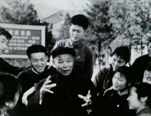 1947年，毛主席与人发生争执，无人敢上前劝解。关键时刻，门外的一名炊事员只用一