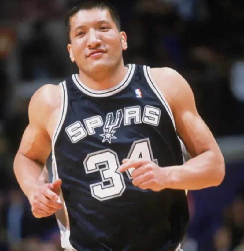巅峰时候的巴特尔，为什么在NBA连替补都打不上。主要源于以下几方面原因。
一，技