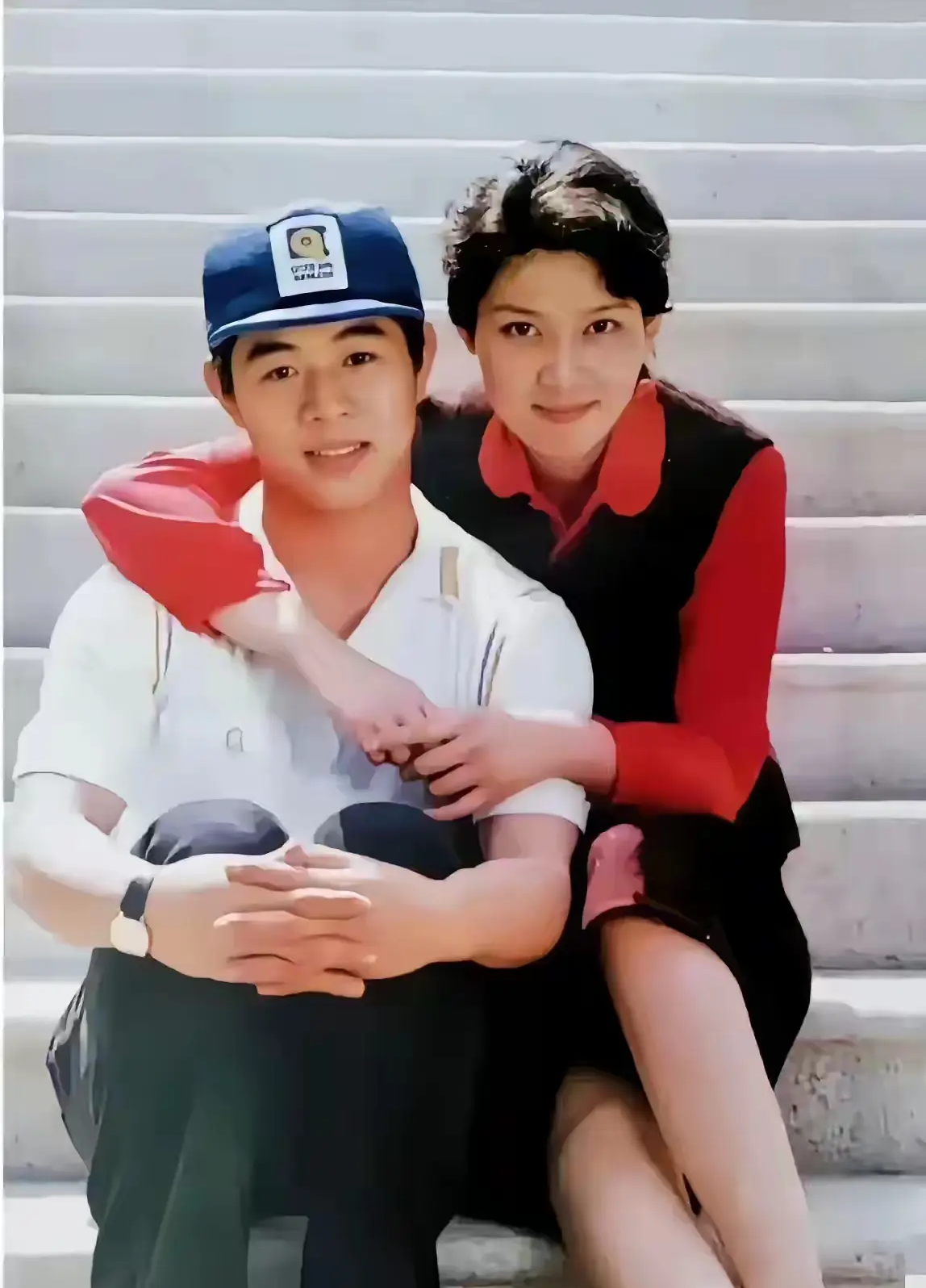 抱着李连杰的这个美女是谁啊，两个人这么亲热。