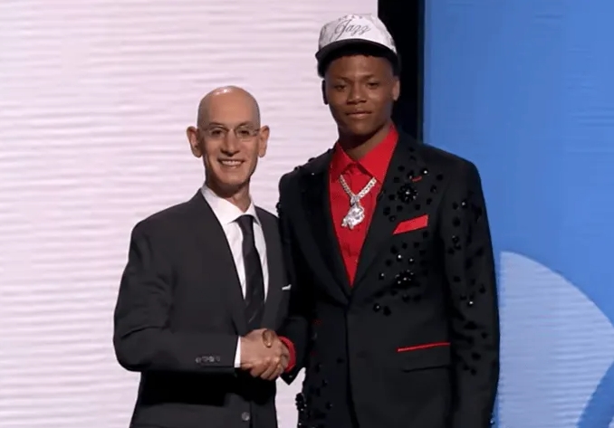 你如何看待埃斯-贝利的选秀操作？
今日NBA选秀大会，最终犹他爵士用5号签选中来