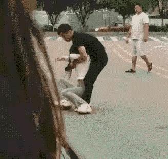 真能作啊！
视频里，一对小情侣走在马路上。
不知为何，女朋友生气了。
男孩又哄又