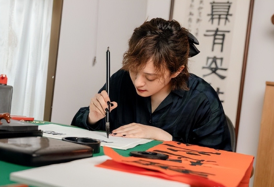搬起石头砸自己的脚！孙俪晒自己书法作品，却被群嘲还不如徐静蕾