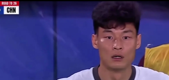 这一幕，让我想起了一个人，瞬间泪流满面
当韩鹏飞替换受伤的蒋光太登场时，转播镜头