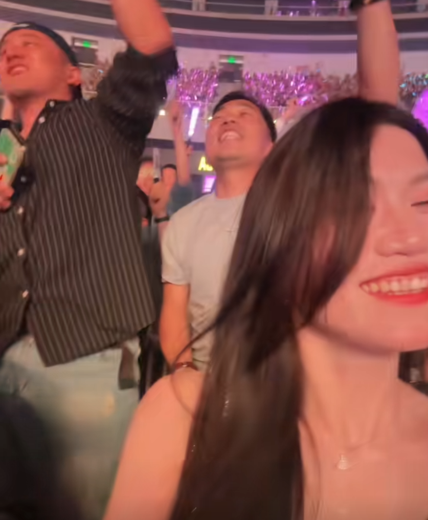 据说看王心凌演唱会的都是霸总。一万多的票眼睛都不眨一下，五块钱的粽子犹豫再三