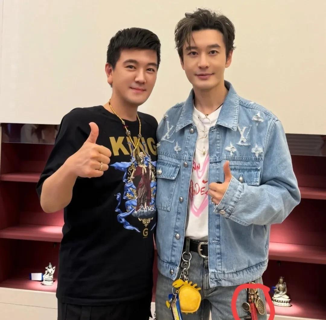 杨子晒与黄晓明合照，杨子还是有点“心机”的，自己用了十级美颜，却忘了给晓明哥修图