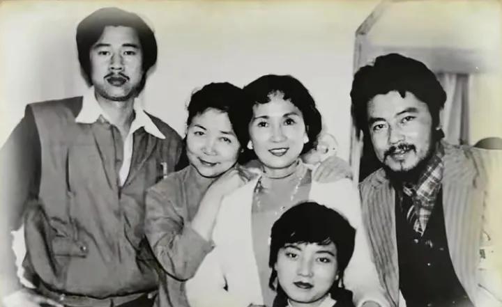 当年，张丰毅与颜世魁、张金玲与老艺术家田华、金迪的一张留影