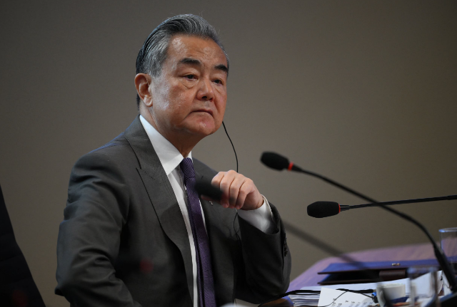 特朗普掀起全球关税战争，中国统一金砖十国战线，在这关键节骨眼上，一个坏消息传来，