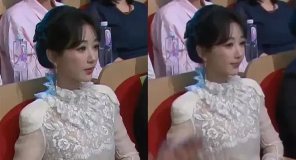 白玉兰奖颁奖礼名场面，
宋佳宣布获奖感言，
台下的杨紫在得知自己又一次陪跑后