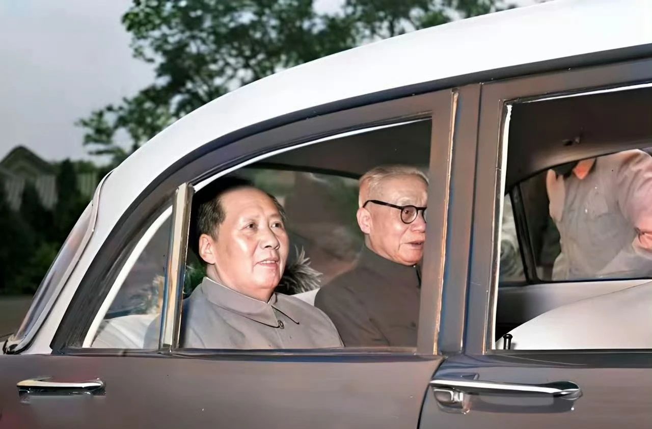 毛主席与林伯渠坐在轿车后排，脸上露出喜悦之色，所为何事？