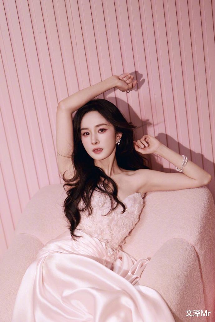 粉色系里的杨幂，既有少女的梦，又有女王的锋