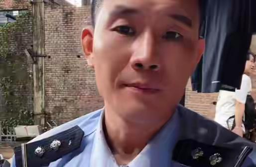 #“嘎子”谢孟伟回应直播穿警服骂人#
这，不合适哈，这件衣服可不能随便穿的哈，穿