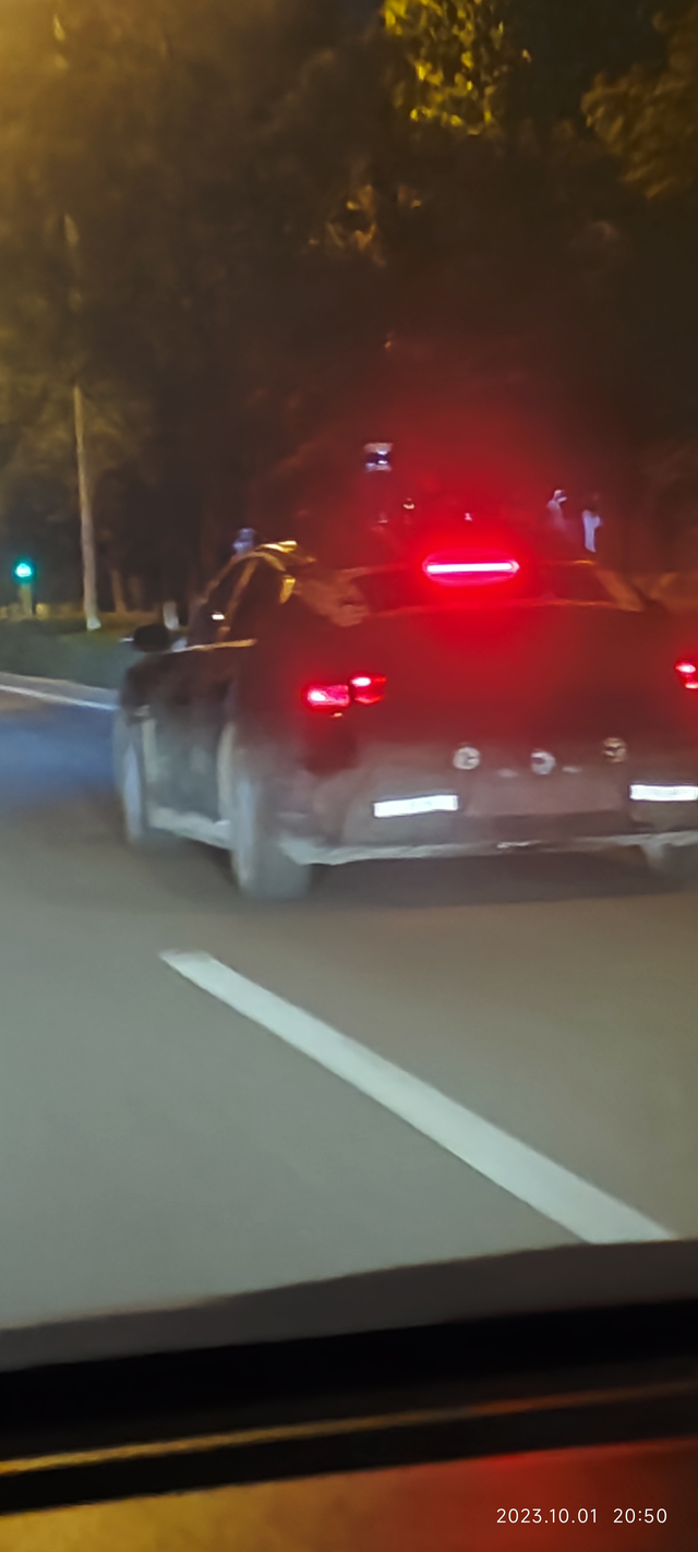 小米汽车出现在天津了
买完奶茶碰到的，事出突然，没时间拍太多了