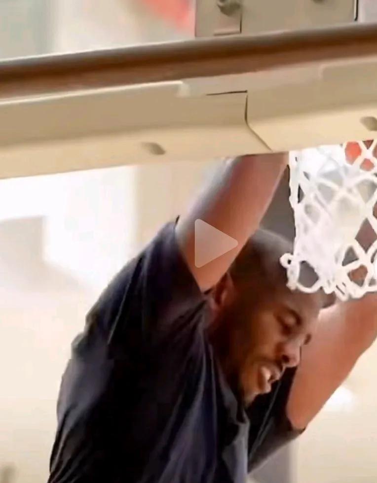 39岁保罗居然劈扣！全队原地石化。
这画面够离谱。
膝盖里钢钉叮当作响，第19季