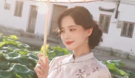 李一桐长风起今日正式杀青，她饰演女骗子江飞燕。撑伞立于小桥流水，旗袍裹着诗意，这