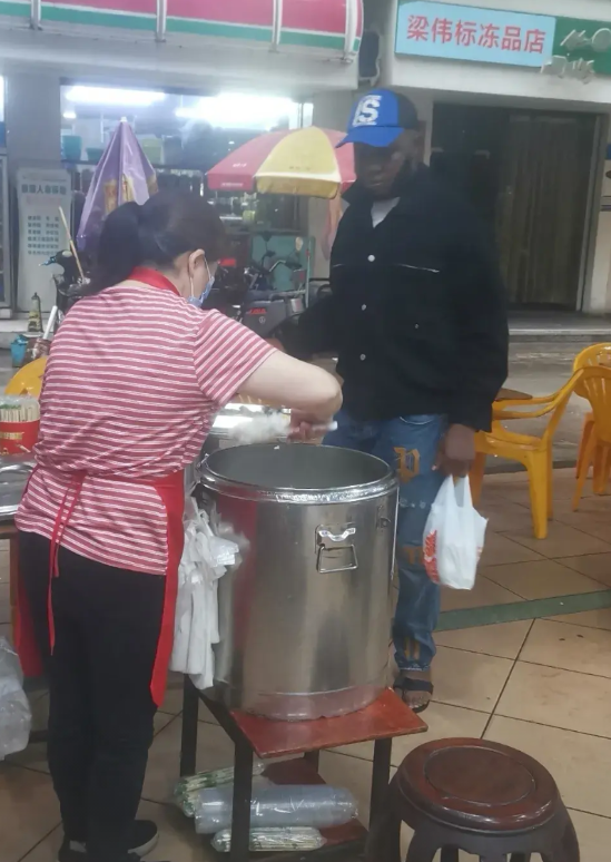 不知广州的黑人少没少，反正花都是越来越多了！

饭点时间，出去吃饭基本都能碰到黑