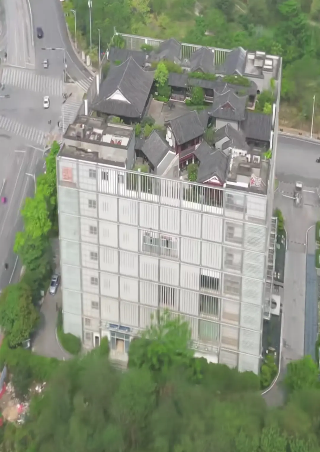 楼顶还建楼，真是少见！！
