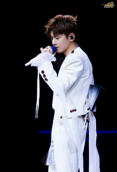 杰哥在成都未LIVE巡回演唱会上唱起《演唱会》，这奇妙的歌名谐音太有梗啦!现场氛