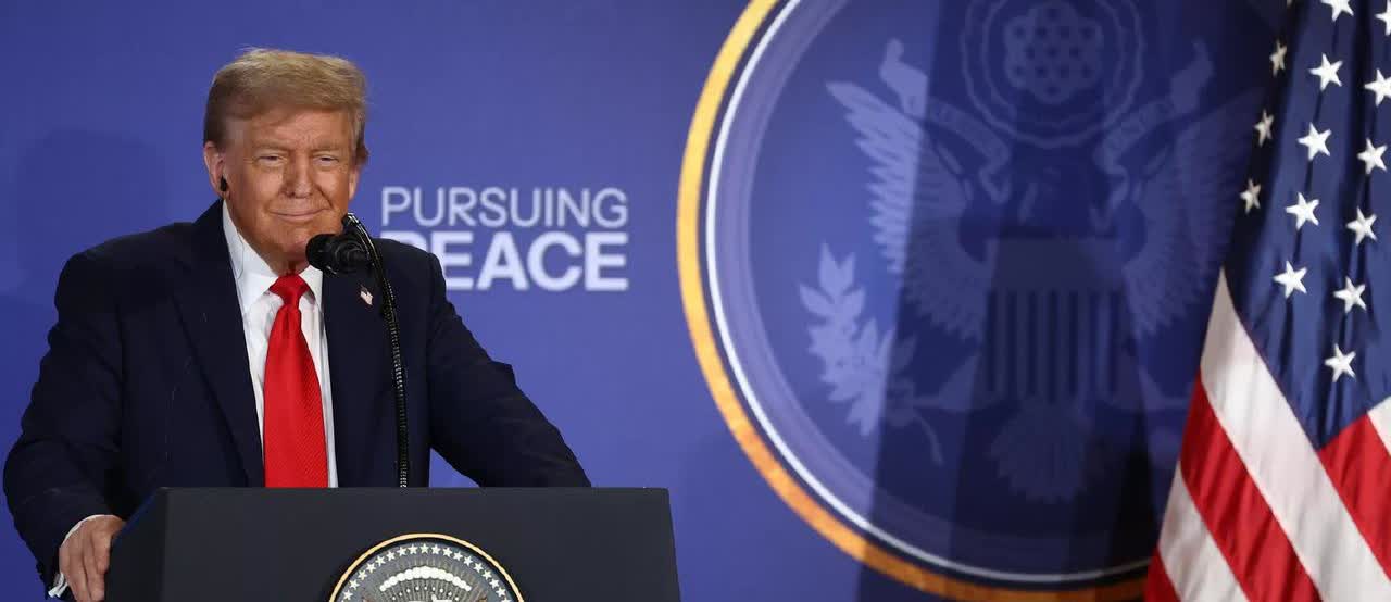 特朗普的逻辑绝了，不与俄罗斯交好，就会让美国陷入危险中，所以他要与俄罗斯交好。特