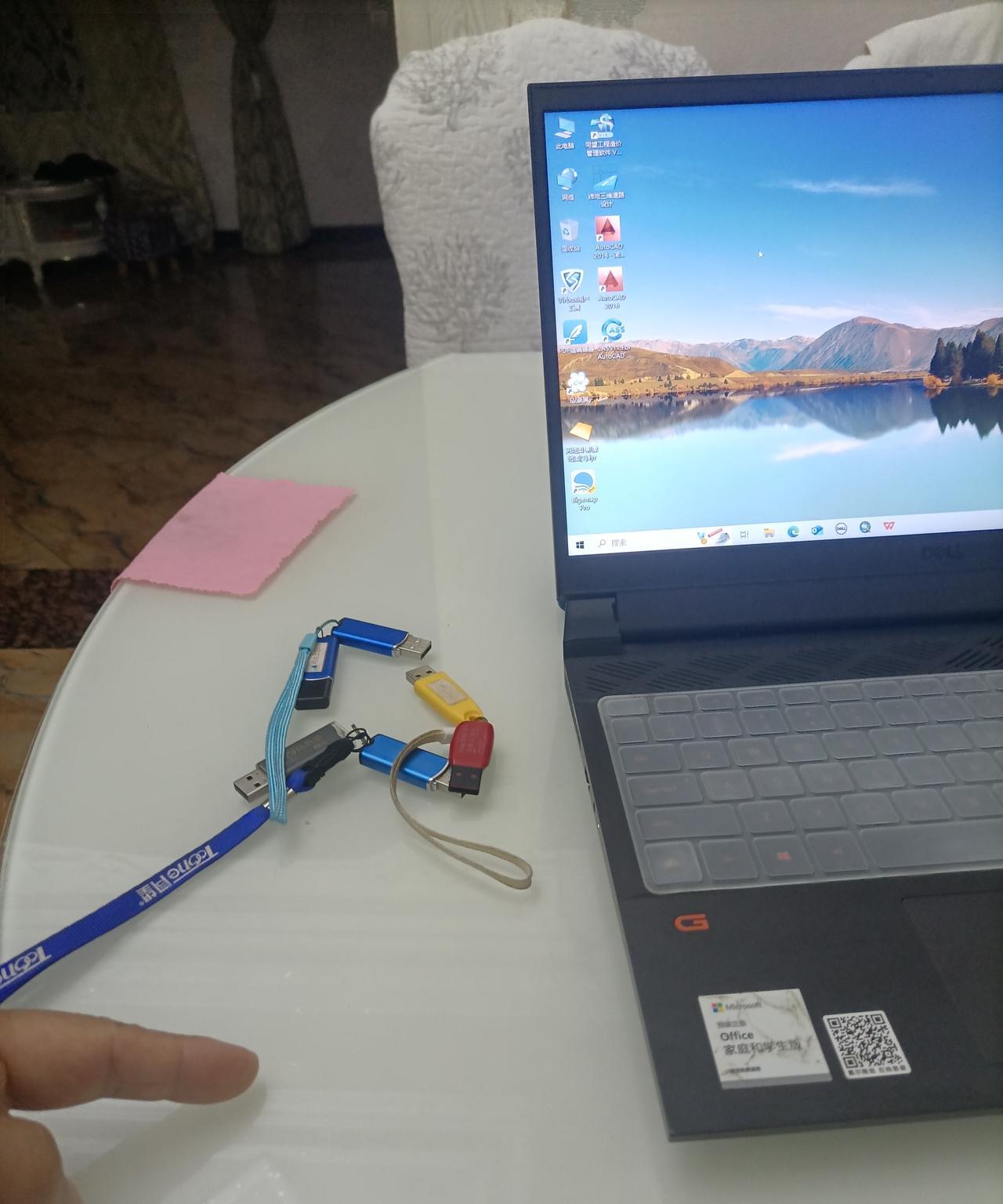 手机自己看抖音你们遇到过吗
刚才我的手机在我旁边放着
我在弄电脑
手机突然响了一
