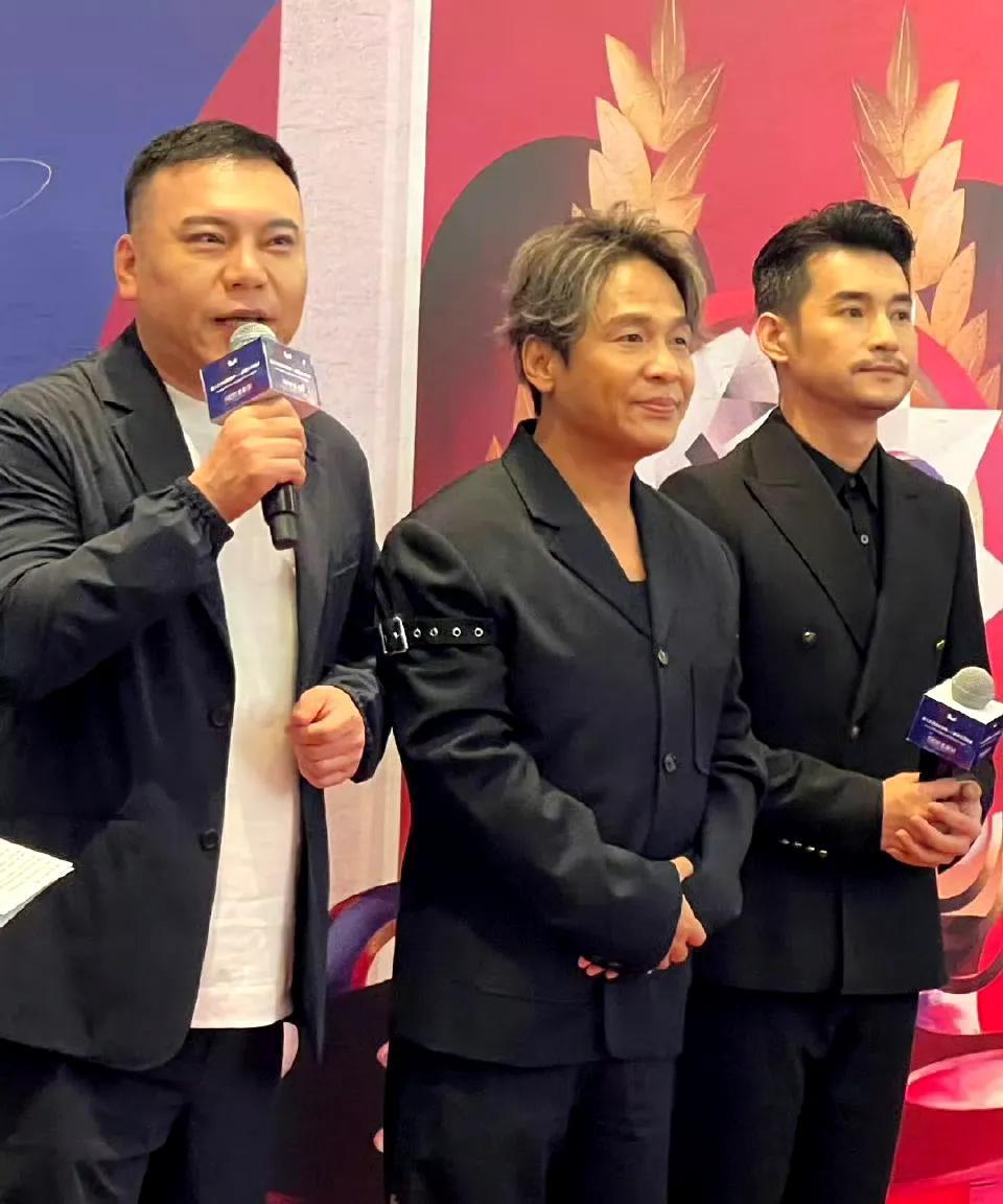 差点没认出宝哥，
哈哈哈哈！
话说他手臂上那一圈是用来干嘛滴？装饰吗？啊哈哈哈！