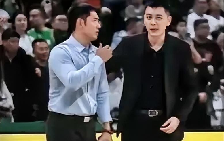 辽篮与北控队的第二场热身赛，出现了一点小意外，差点让张庆鹏和杨鸣失控。
比赛第四