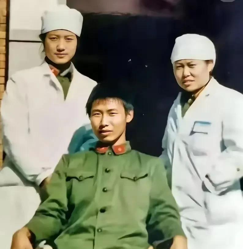 1987年，昆明，老山英雄刘庄在昆明陆军医院手术后，在医护人员的搀扶下，留下了这