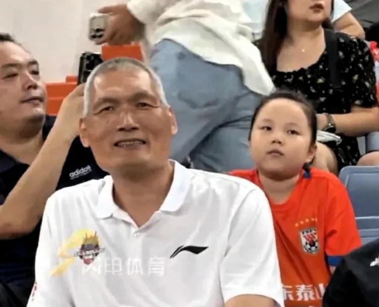 相信只有80后之前记得纪敏尚吧？山东高速男篮上周助力山东泰山对阵青岛西海岸的比赛