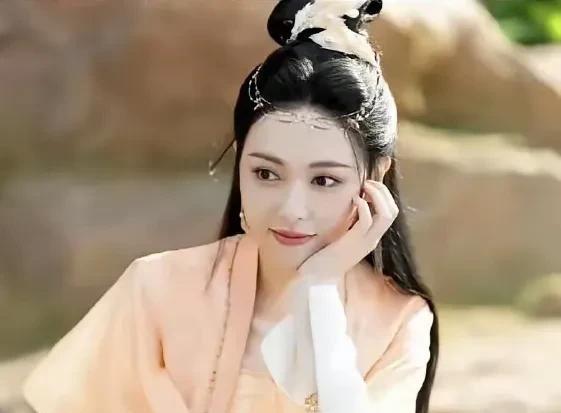 唐嫣和刘学义的《念无双》开播了，我去看了，其实还不错。
都说这是中年古偶，唐嫣四
