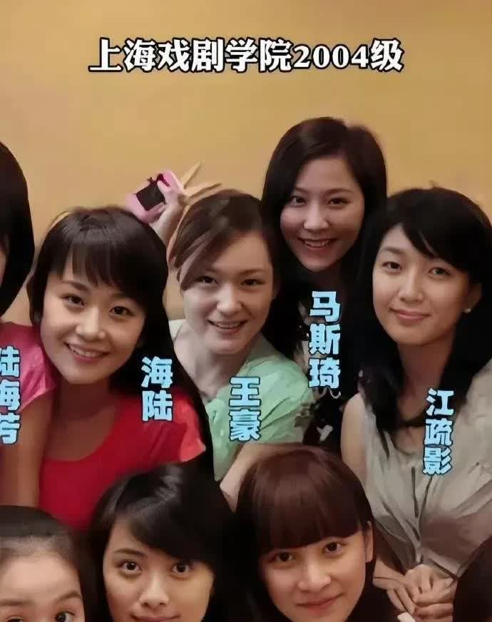 看素颜照终于理解琼瑶当年为什么会选海陆了。还以为琼瑶当时审美下滑打眼了，这么看的
