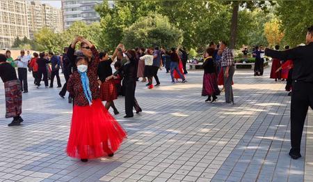 别让你的爱妻去跳交谊舞，真的
夏天，一些公园里总有一些人用音响播放着抒情的歌曲，