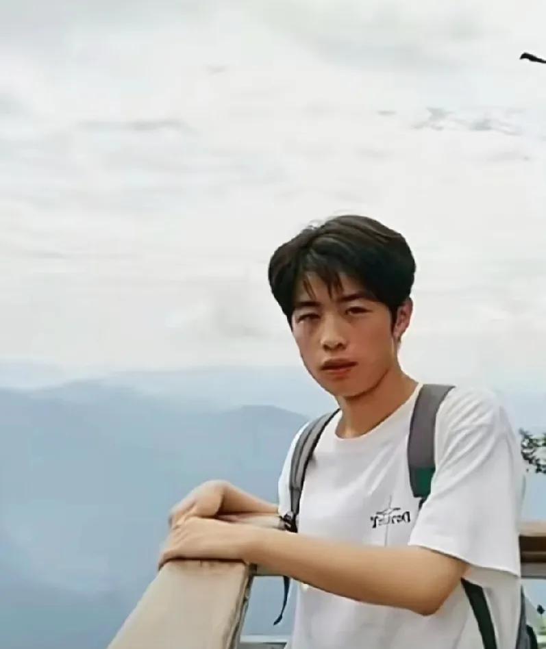 彭宇轩，老家的这个孩子找到了，判若两人
彭宇轩，被电诈骗至缅甸。半个多月的时间，