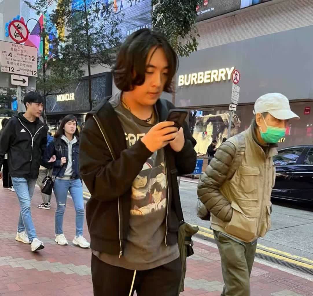 吴费曼再次冲上热搜，不过这次不是因为他的爸爸吴镇宇，也不是因为他的幽默发言，而是