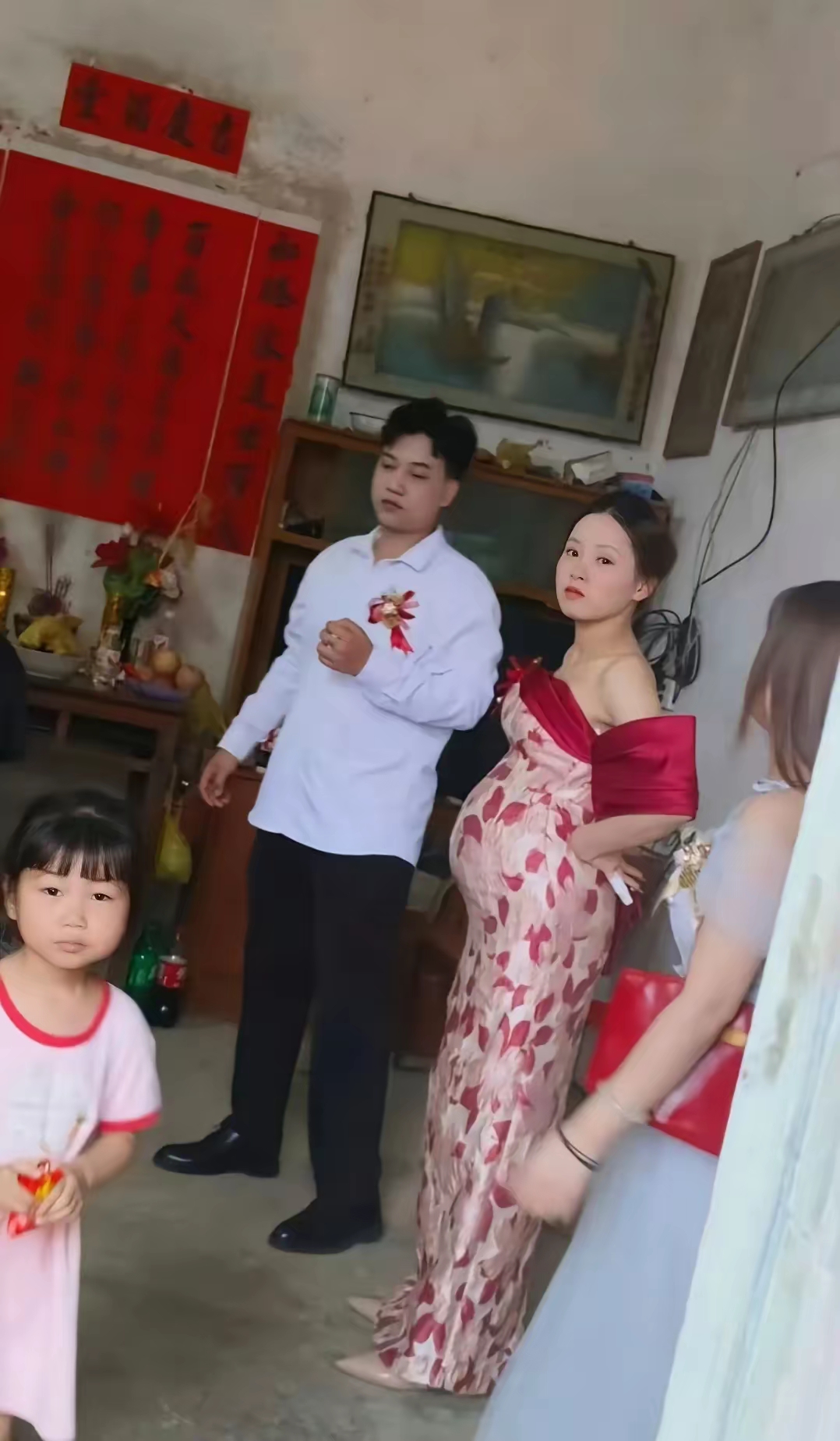 怎么肚子这么大了才办婚礼，一点都不为女方考虑 ​！