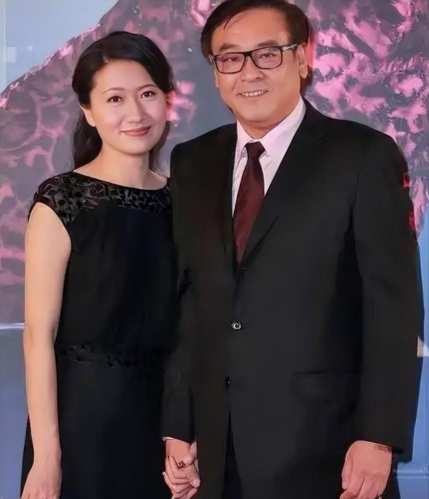 尔冬升老婆秀恩爱直接翻大车！评论区全是嘲，毕竟她当年是“小三上位”，靠着怀孕挤走