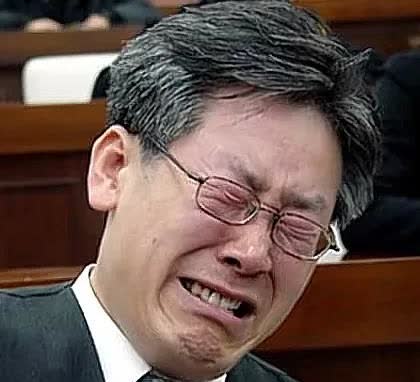李在明现在很尴尬，就在他刚下飞机时，美国就给他来了个下马威，直接给他送上了一份大