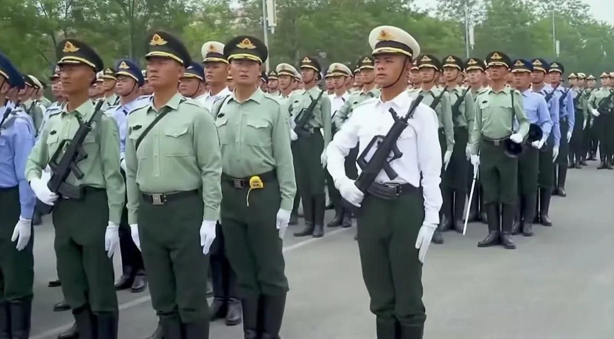 即将参加“九三”大阅兵的战士们
离“九三”大阅兵正好还有一个月，战士们正顶着烈日