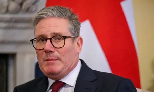 英国机构被炸了。
据路透社8月28日报道，英国首相斯塔默28日表示，俄罗斯27日