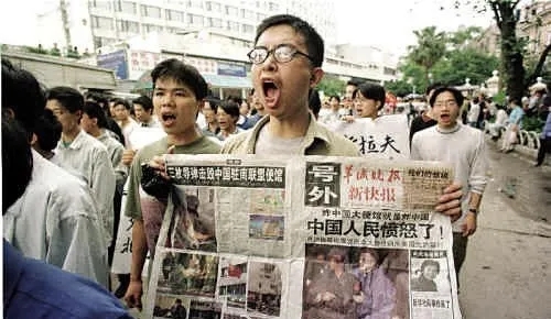 1999年，美国驻华大使馆“热闹非凡”，无数热血青年奔走在北京街头，他们和正义市
