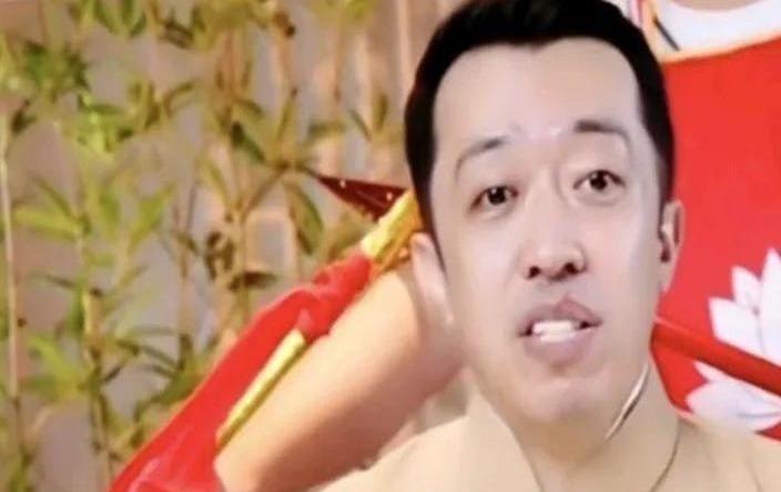 相声圈这潭水又被搅浑了！
消失十年的李菁突然在直播间开腔，提起郭德纲时的每句话都