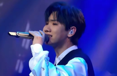 歌手汪苏泷和周深全方位对比:
1.唱功:周深胜
2.受欢迎度:周深胜
3.创作能