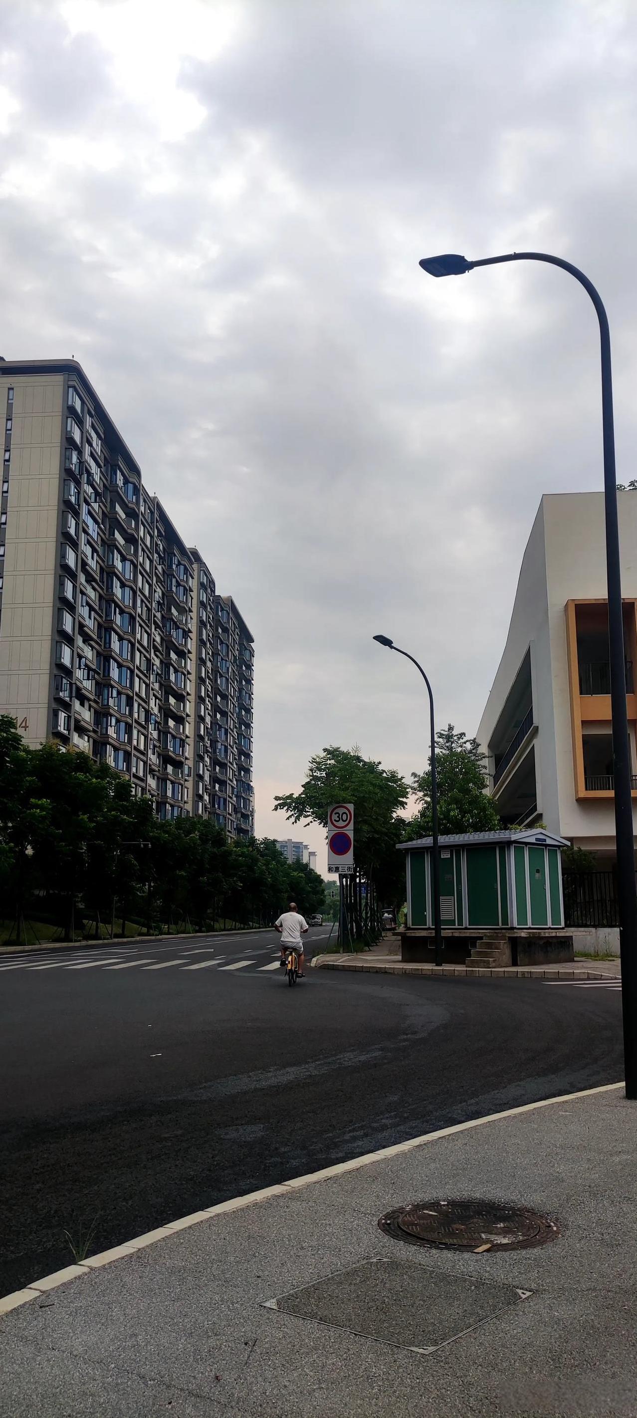 在成都惠三街的马路边，看到两辆共享单车停放在围墙里面。是什么原因致使共享单车被放