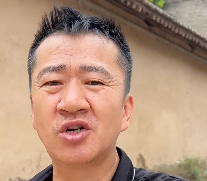 真正的好男人。
面对自己的感情被质疑，演员李嘉明勇敢站出来面对，不让妻子受任何的